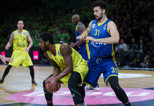 用实际行动 用实际行动